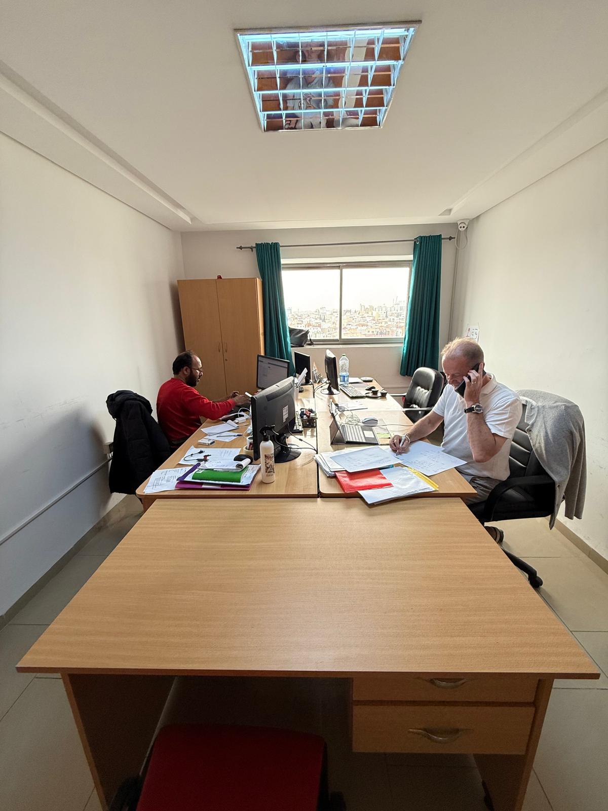 Jean-Benoît Duvivier au téléphone dans les bureaux Staffinity de Sousse