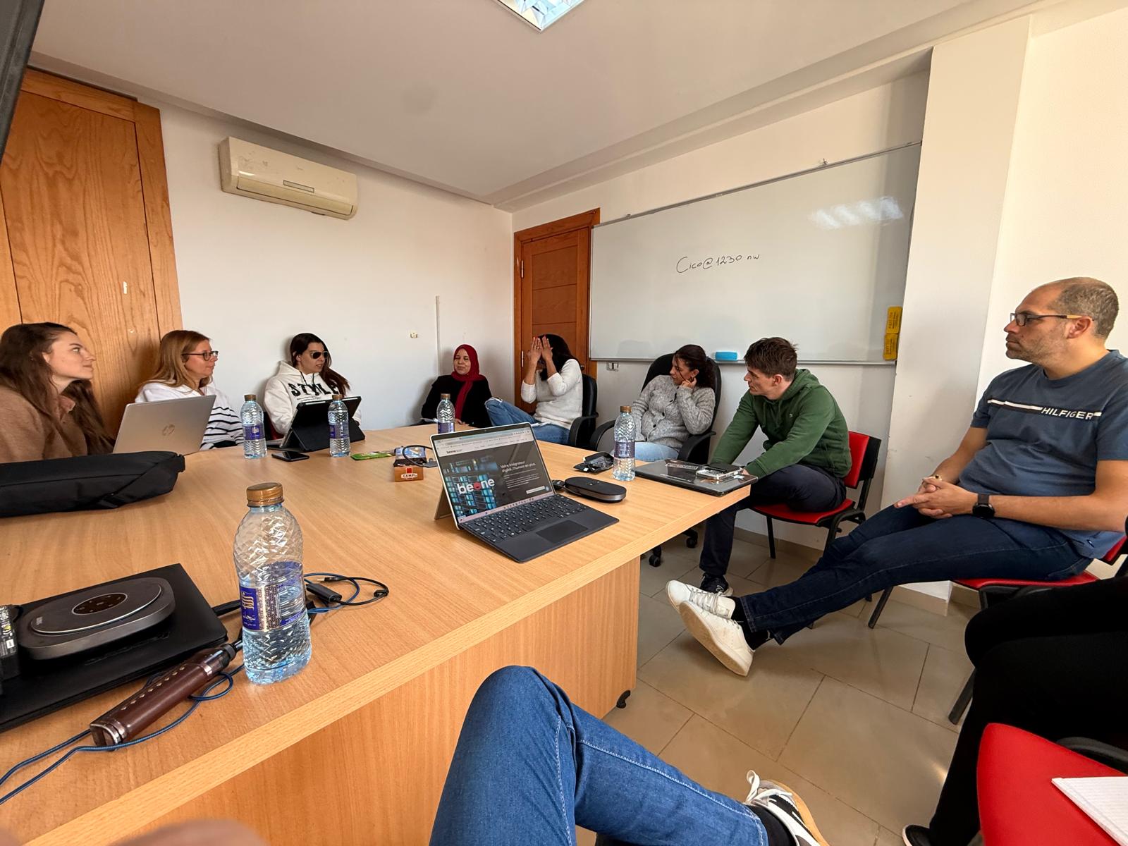 Réunion de travail de l’équipe Staffinity dans les bureaux de Sousse
